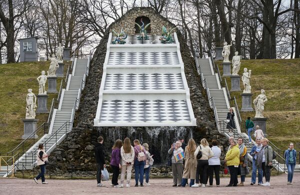 Посетители возле фонтана Шахматная гора на территории Государственного музея-заповедника Петергоф