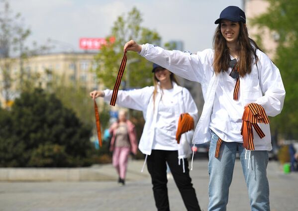 Волонтеры раздают георгиевские ленточки на Зубовском бульваре в Москве в рамках ежегодной акции Георгиевская ленточка, посвященной 78-й годовщине Победы в Великой Отечественной войне