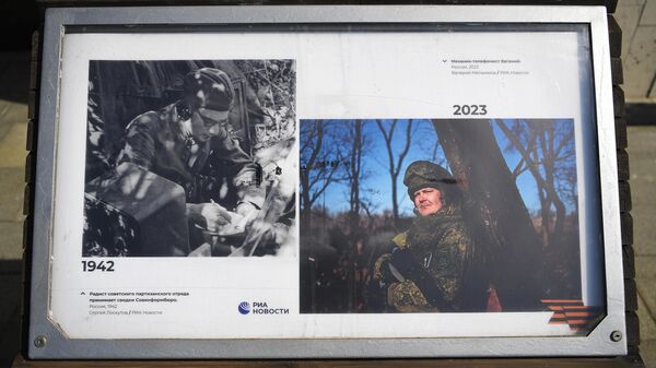Фотовыставка на Зубовском бульваре в Москве в рамках ежегодной акции Георгиевская ленточка, посвященной 78-й годовщине Победы в Великой Отечественной войне