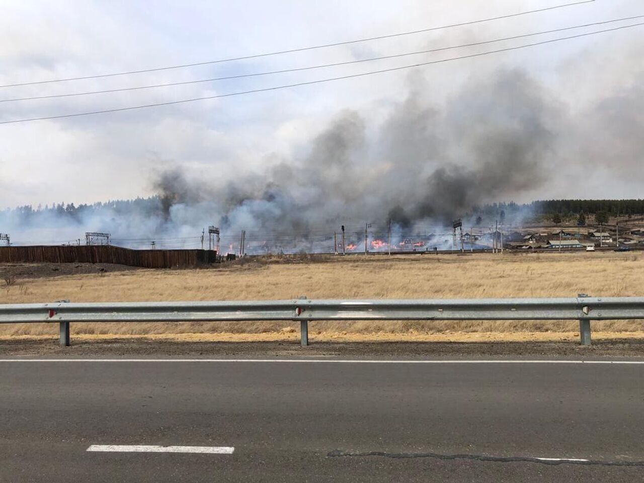 В Забайкальском крае эвакуировали людей из-за пожара в селе - РИА Новости,  25.04.2023