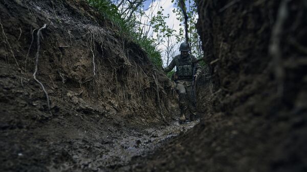 Украинский солдат в окопе на линии соприкосновения близ поселка Нью-Йорк в ДНР