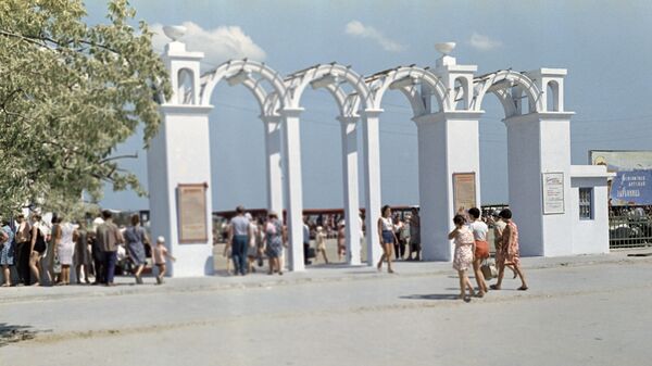 Вход на золотой пляж в городе Анапе. 1970 год