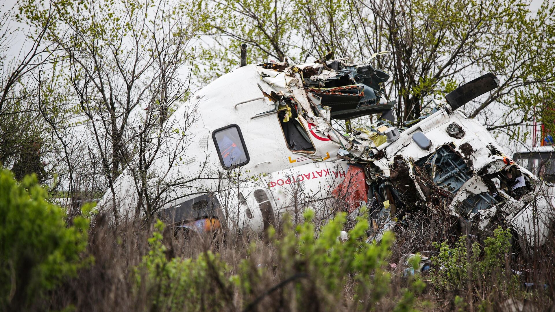 Обломки разбившегося вертолета санитарной авиации вблизи поселка Ерзовка Городищенского района. 25 апреля 2023 - РИА Новости, 1920, 25.04.2023