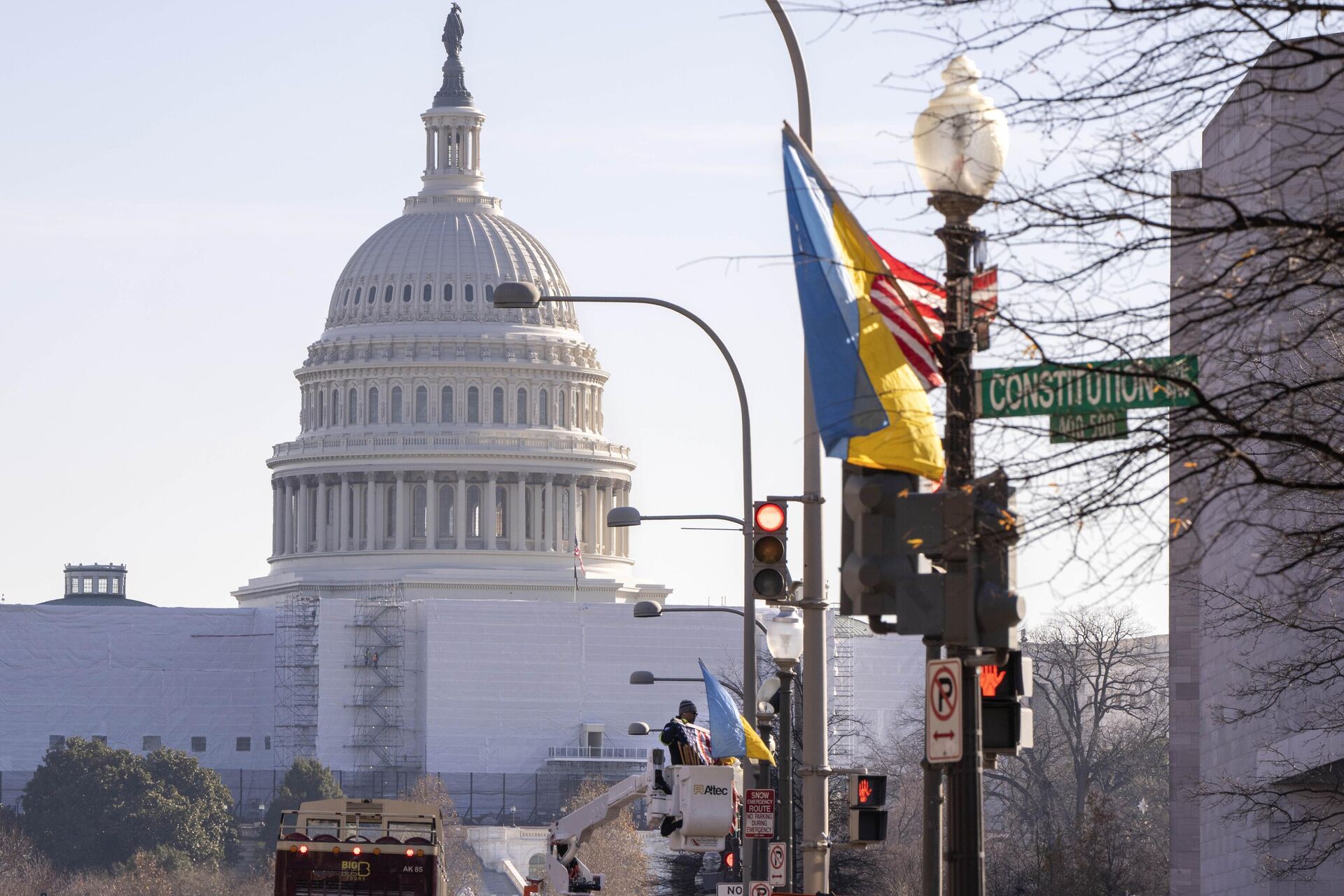 Флаги США и Украины на Пенсильвания-авеню в Вашингтоне - РИА Новости, 1920, 19.05.2023