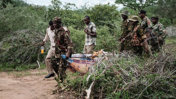 Военнослужащие в районе места обнаружения жертв религиозного культа в Шакахоле, Кения. 23 апреля 2023