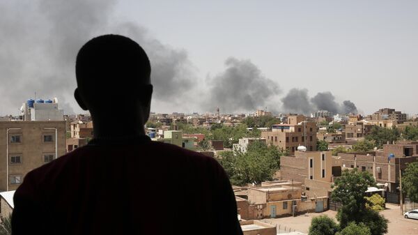 Дым в городе Хартум во время конфликта между Силами быстрого реагирования и регулярной армией