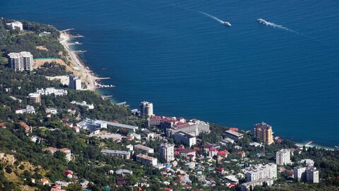 Вид на Черноморское побережье и поселок Мисхор с вершины горы Ай-Петри в Крыму