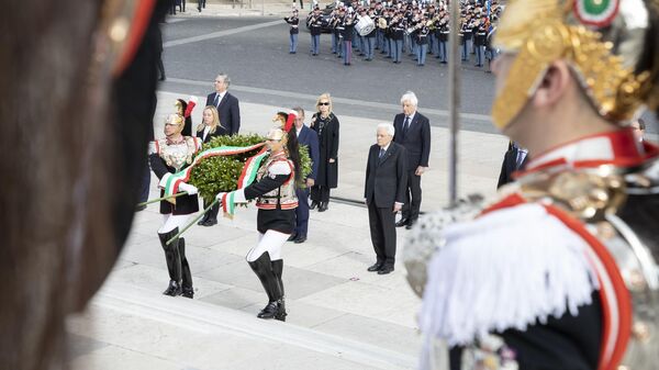 Президент Италии Серджо Маттарелла во время церемонии возложения венка могиле Неизвестного Солдата в Риме