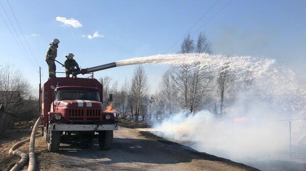 Тушение пожара в поселке Таежный Свердловской области. 25 апреля 2023