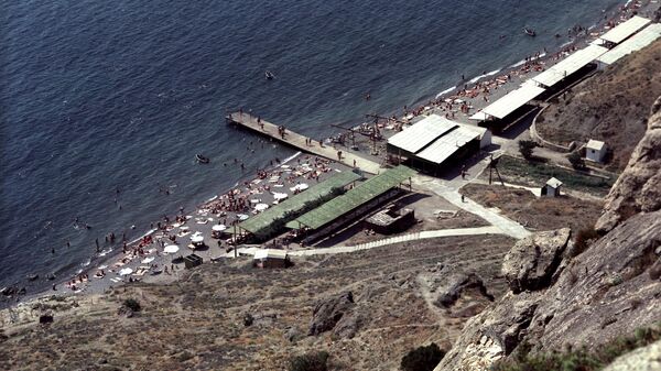 Пляж у юго-западного склона Крепостной горы в Судаке. 1971 год