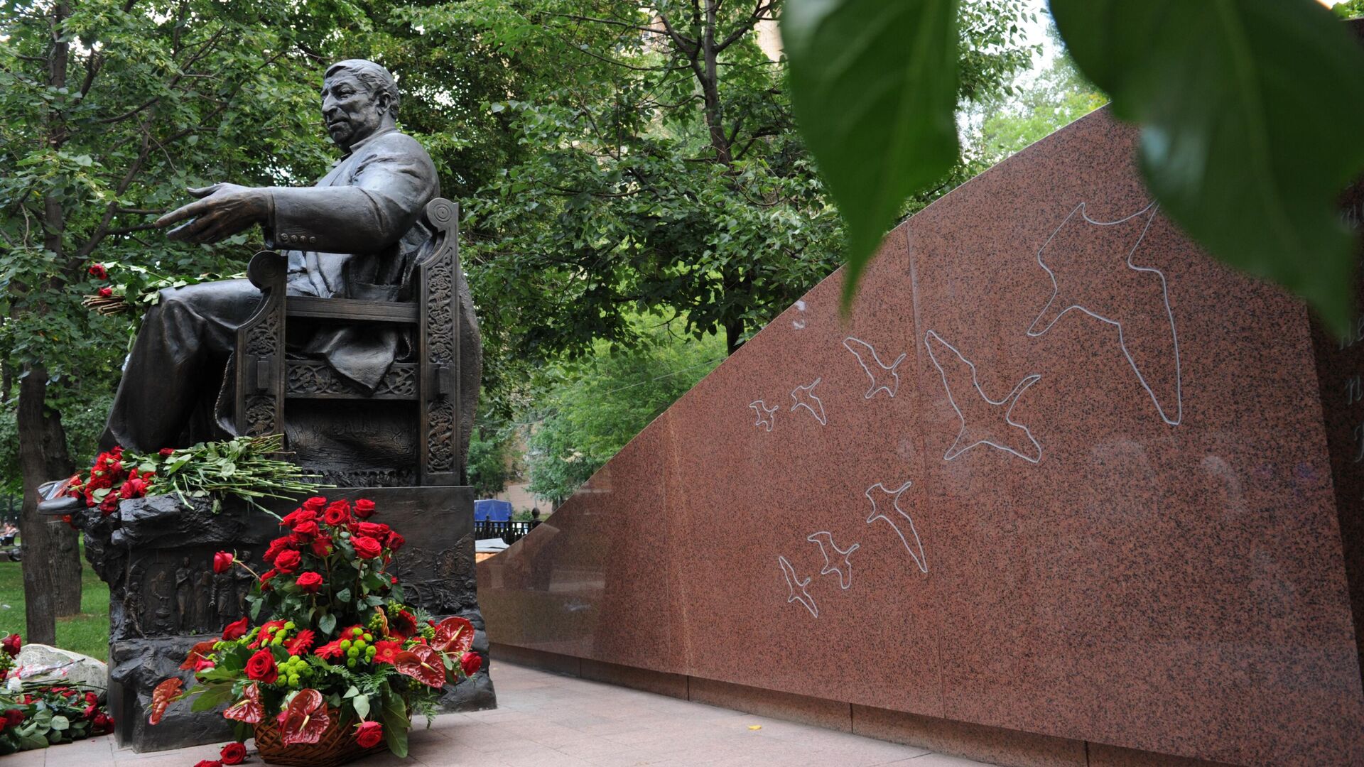Памятник дагестанскому поэту Расулу Гамзатову. - РИА Новости, 1920, 25.04.2023