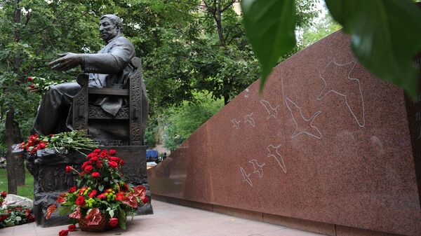 Памятник дагестанскому поэту Расулу Гамзатову.