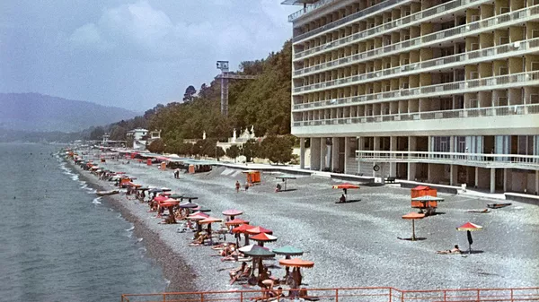 Пляж города Сочи. 1968 год Как изменились популярные советские курорты Юга https://otrada23.ru