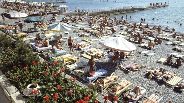 На пляже в Сочи. 1983 год