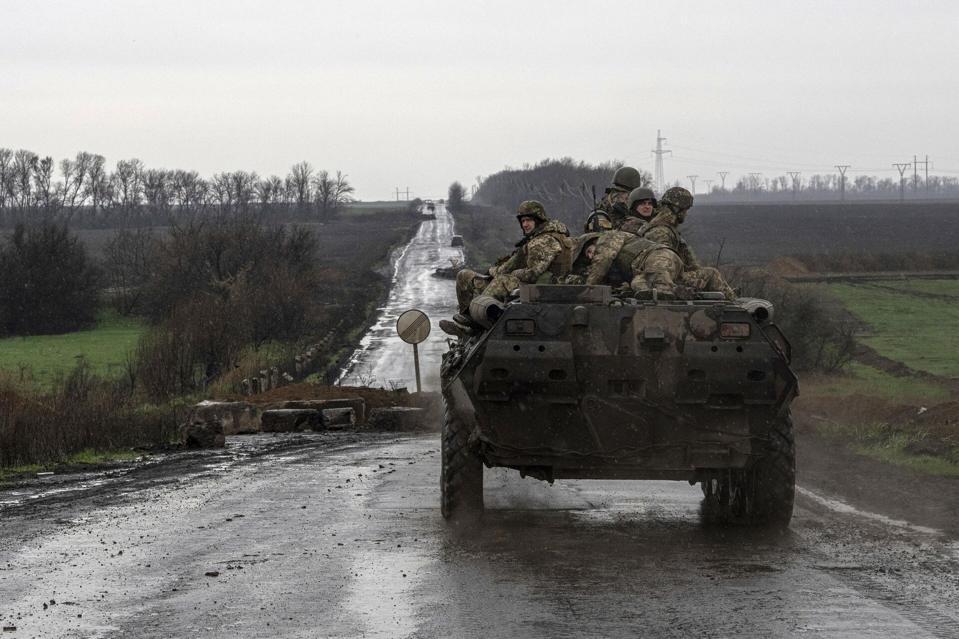 Украинские военные на дороге в районе Угледара - РИА Новости, 1920, 04.10.2024