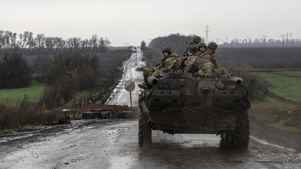 Украинские военные на дороге в зоне конфликта. Архивное фото