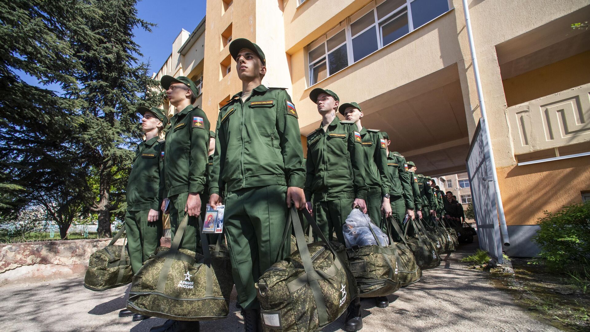 Призывники в сборном пункте перед отправкой к местам несения службы в ВС РФ - РИА Новости, 1920, 21.07.2023