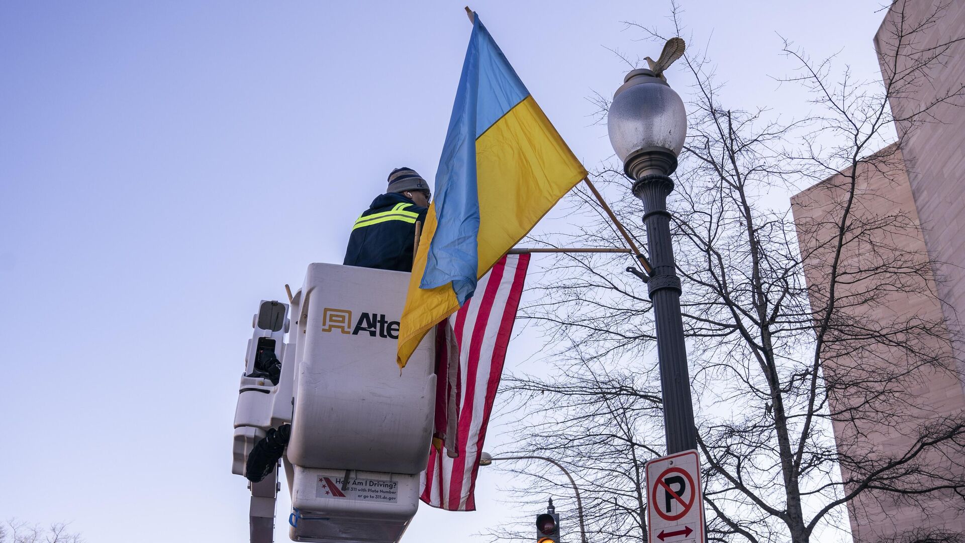 Флаги США и Украины на Пенсильвания-авеню в Вашингтоне - РИА Новости, 1920, 26.05.2023