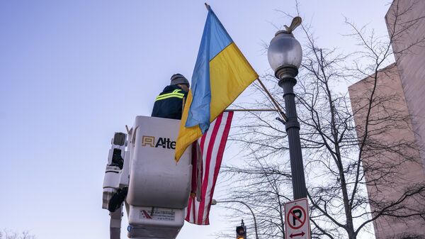 Флаги США и Украины на Пенсильвания-авеню в Вашингтоне