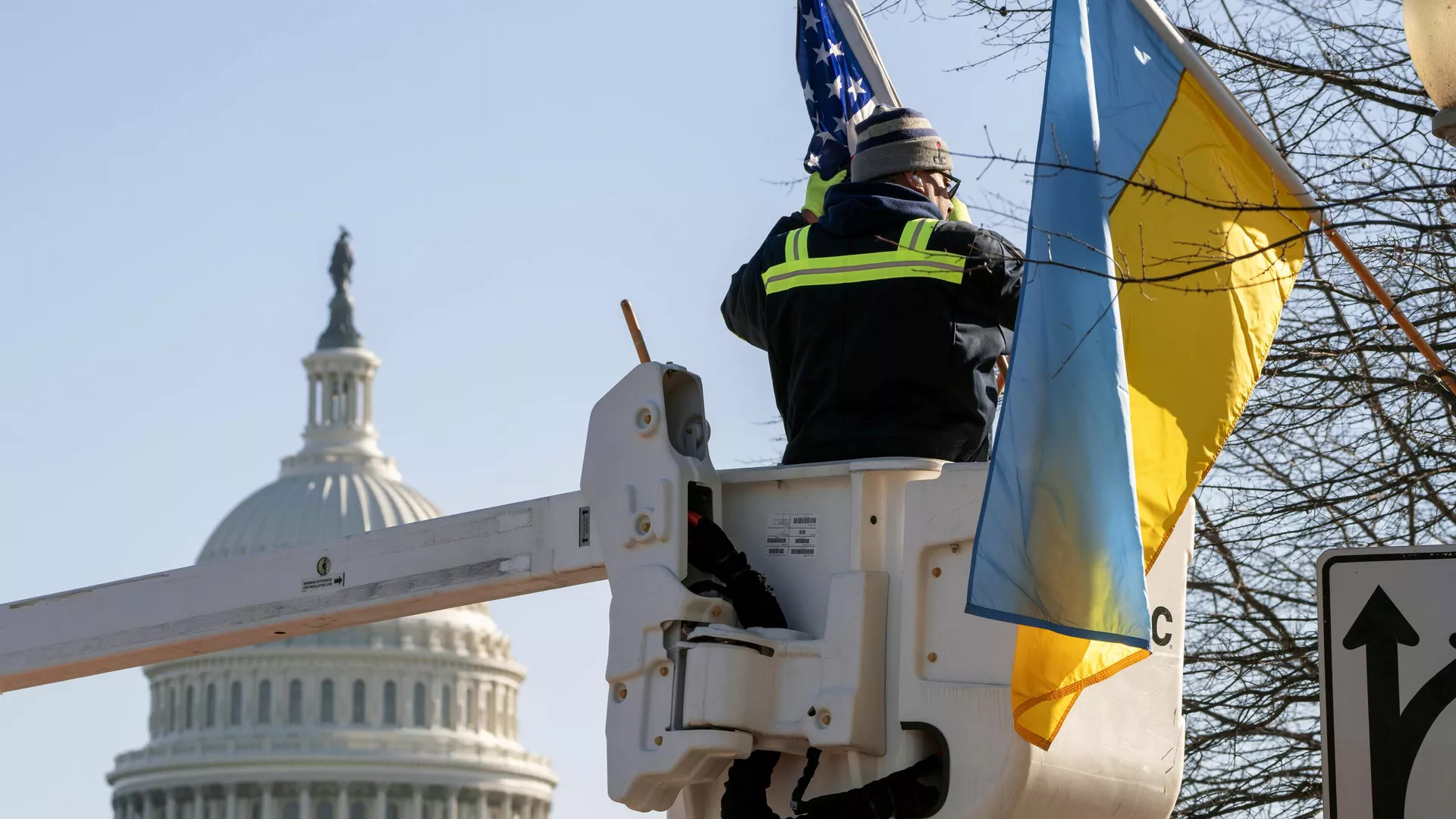 Флаги США и Украины на Пенсильвания-авеню в Вашингтоне - РИА Новости, 1920, 08.02.2024