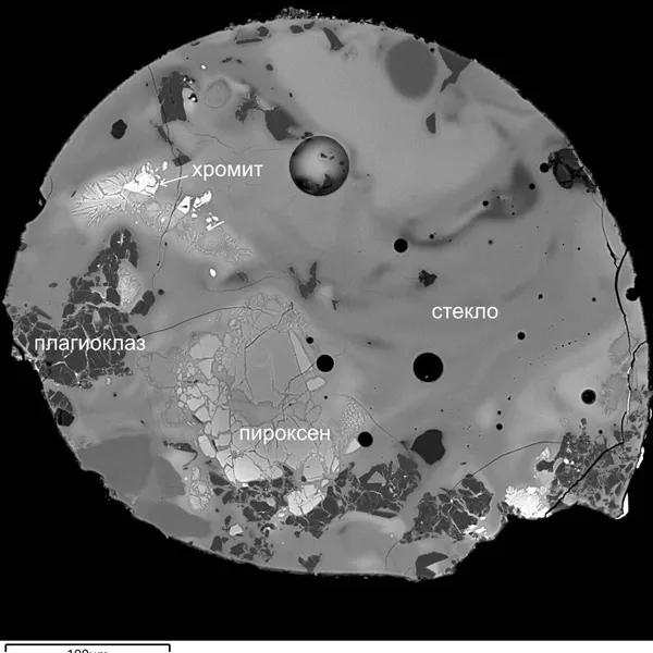 Сферическая частица ударного расплава с реликтами минералов лунных пород из образца реголита Луны-24 под микроскопом
