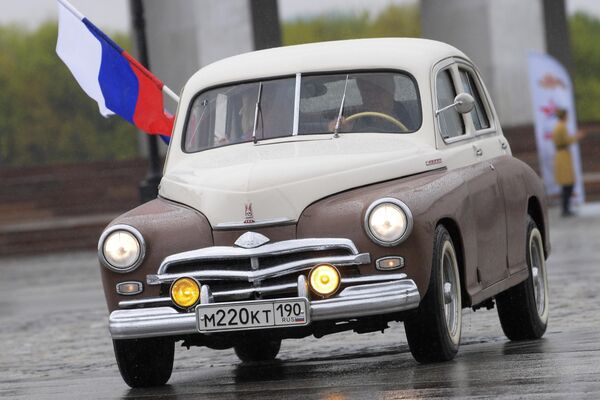 Автомобиль ГАЗ-М-20 Победа во время старта ретроралли Автопробег Победы у Музея Победы в Москве