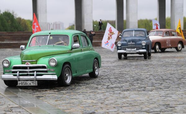 Автомобили участников ретроралли Автопробег Победы во время старта у Музея Победы в Москве