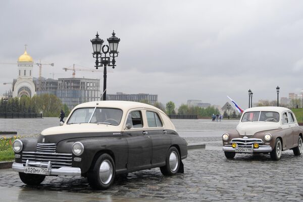 Автомобили ГАЗ-М-20 Победа во время старта ретроралли Автопробег Победы у Музея Победы в Москве.
