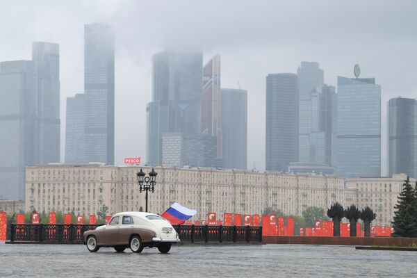 Автомобиль ГАЗ-М-20 Победа во время старта ретроралли Автопробег Победы у Музея Победы в Москве