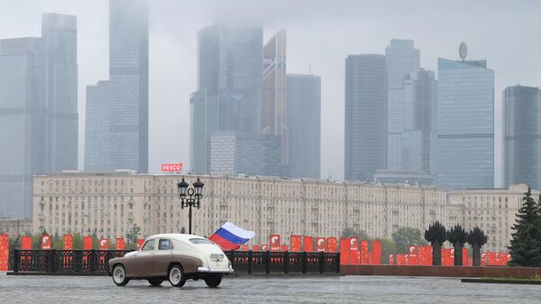 Автомобиль ГАЗ-М-20 Победа во время старта ретроралли