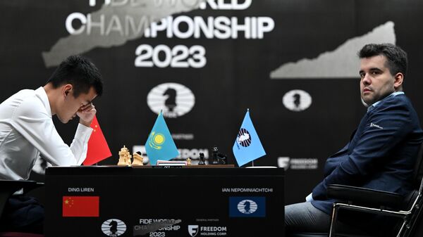Справа налево: гроссмейстеры Ян Непомнящий (Россия) и Дин Лижэнь (Китай)