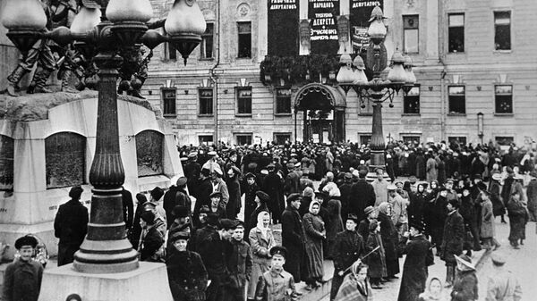 Участники демонстрации на Скобелевской площади в Москве 1 мая 1917 года