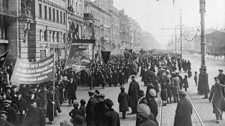 Празднование 1 мая в Петрограде. Репродукция фотографии 1 мая 1918 года