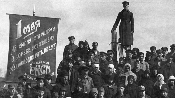 Празднование 1 мая в Петрограде. Репродукция фотографии 1 мая 1918 года 