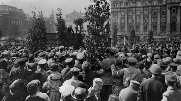 В.И.Ленин выступает с речью при закладке памятника К.Марксу на площади Свердлова (ныне Театральная). Москва, 1 мая 1920 года