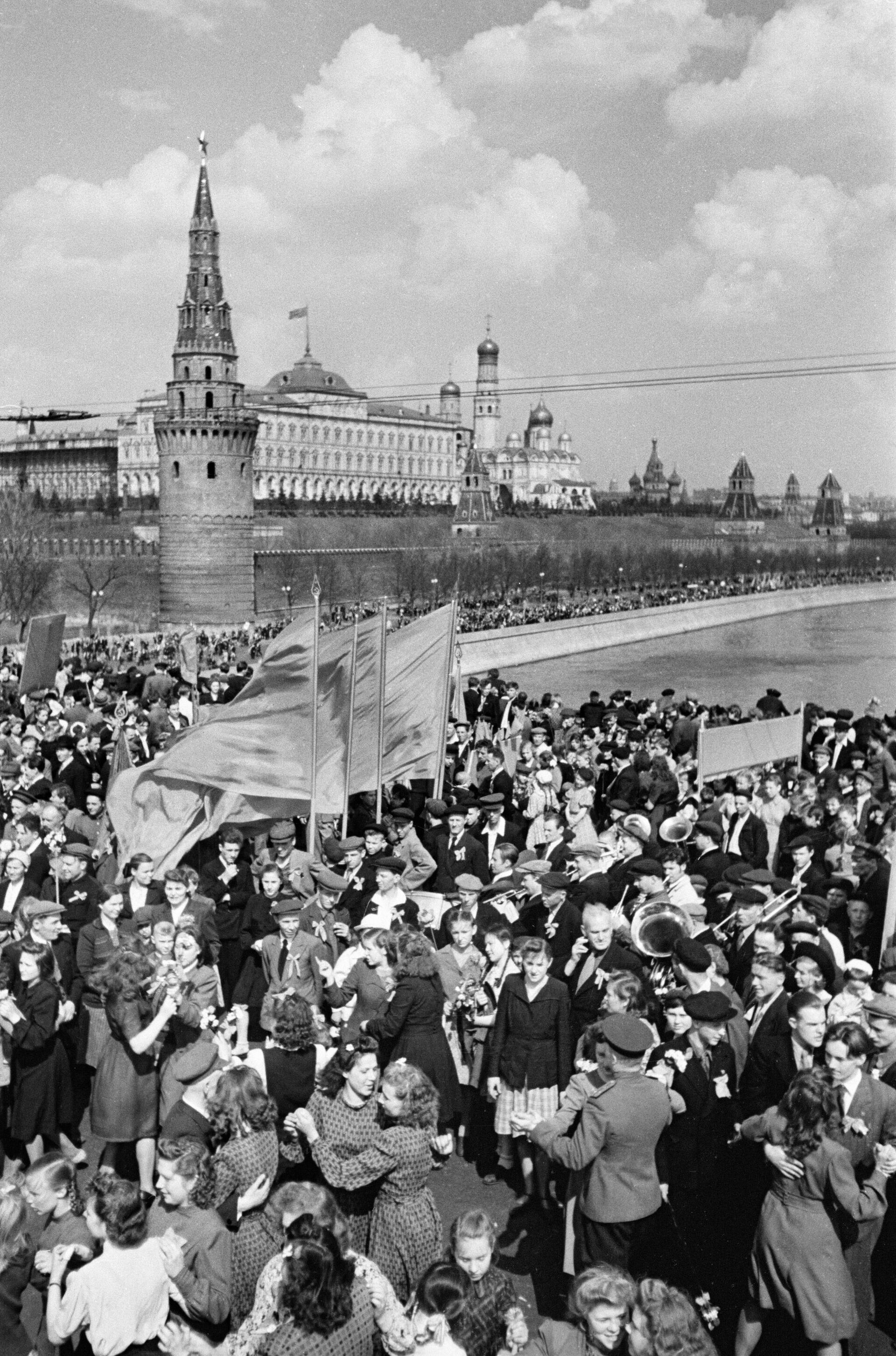 Демонстрация трудящихся в Москве 1 мая 1948 года - РИА Новости, 1920, 27.04.2023