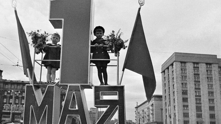 Первомайская демонстрация трудящихся на Красной площади. Москва, 1939 год