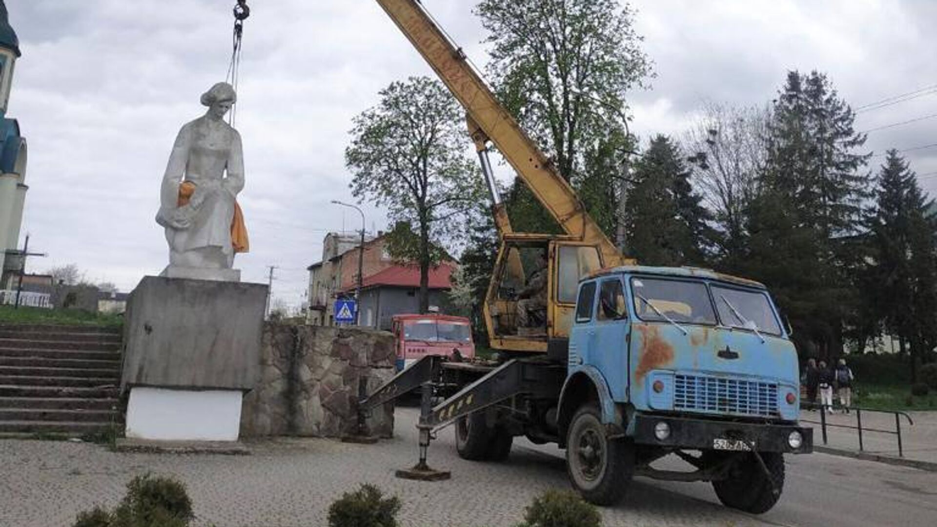 На западе Украины снесли два памятника, связанных с советской историей -  РИА Новости, 26.04.2023