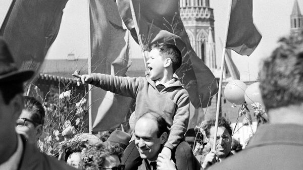 Праздничная демонстрация на Красной площади в День международной солидарности трудящихся. 1 мая 1968 года
