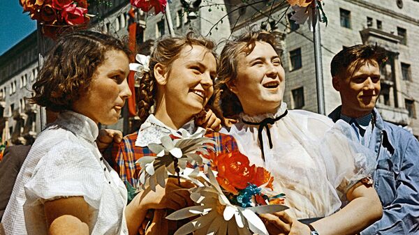 Советская молодёжь во время демонстрации в День 1 Мая в Москве