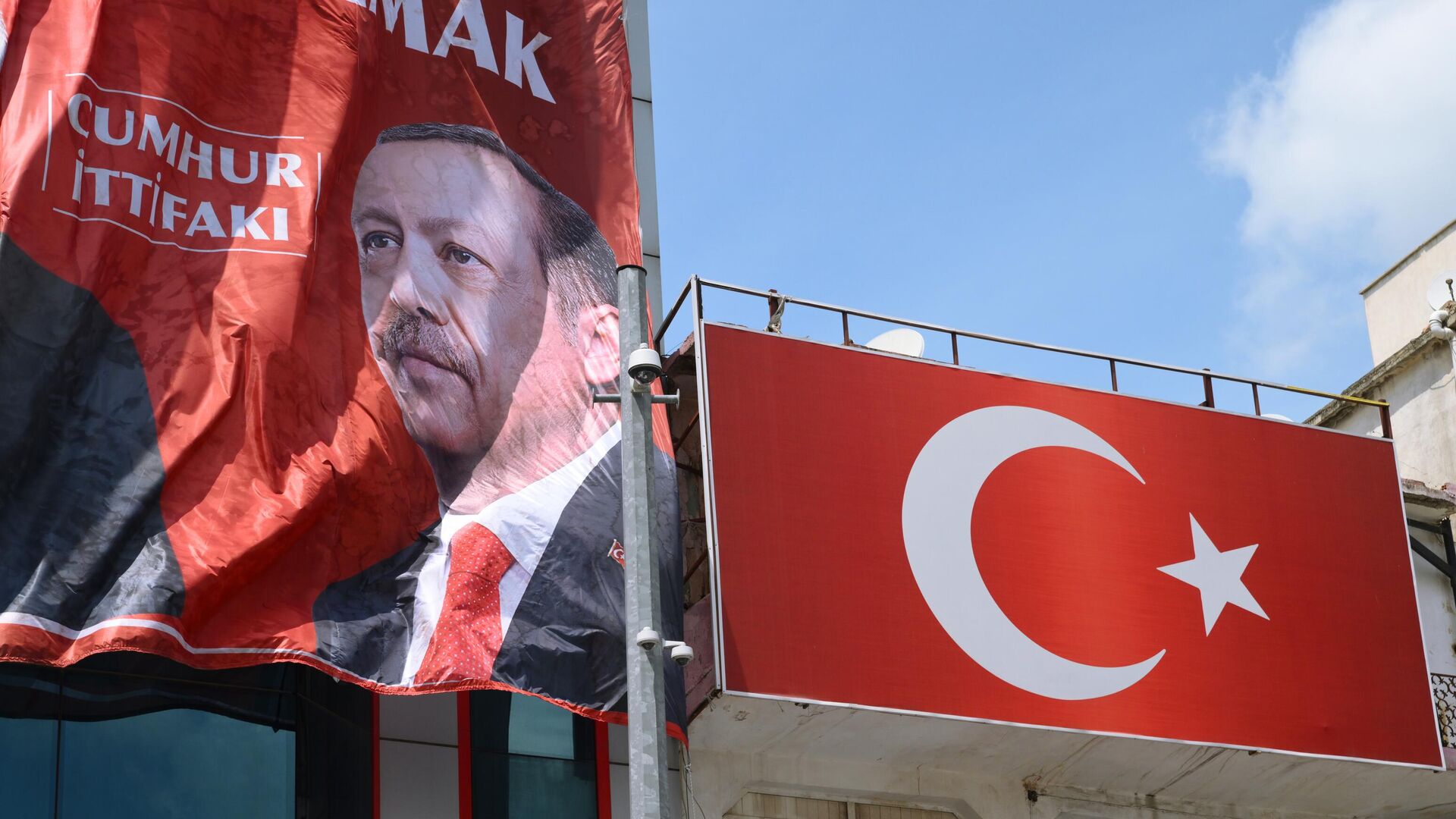Предвыборный баннер с изображением действующего президент Турции Реджепа Тайипа Эрдогана - РИА Новости, 1920, 10.05.2023