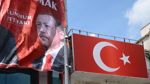 Предвыборный баннер с изображением действующего президент Турции Реджепа Тайипа Эрдогана