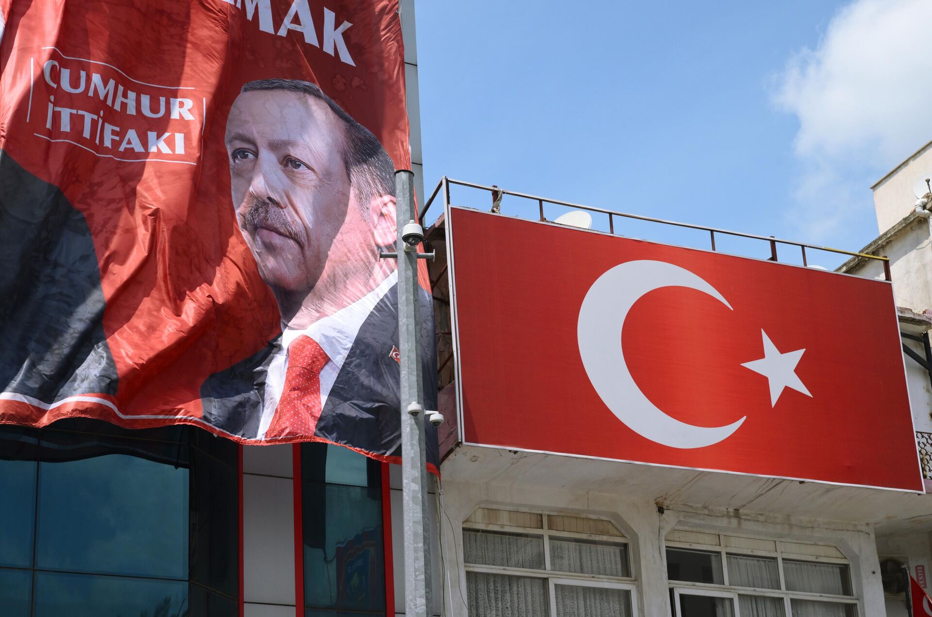 Предвыборный баннер с изображением действующего президент Турции Реджепа Тайипа Эрдогана - РИА Новости, 1920, 05.05.2023