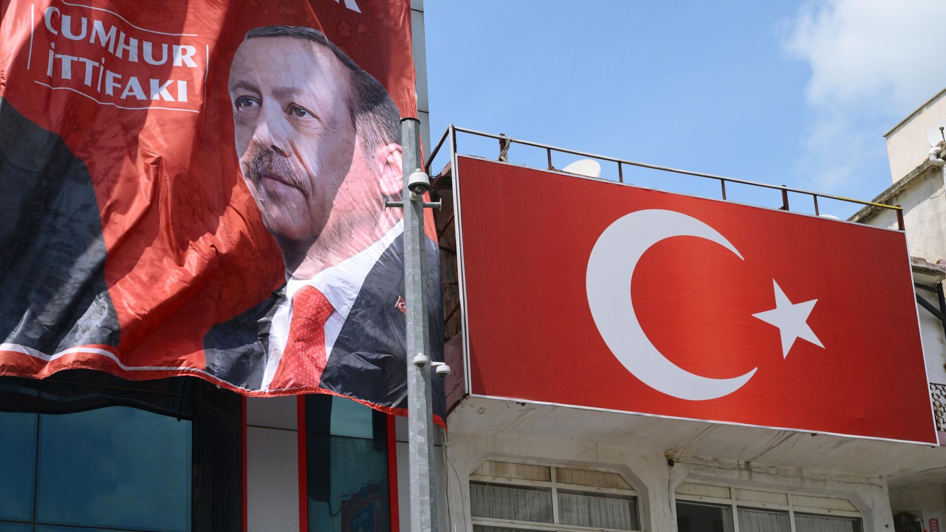 Предвыборный баннер с изображением действующего президент Турции Реджепа Тайипа Эрдогана - РИА Новости, 1920, 28.04.2023