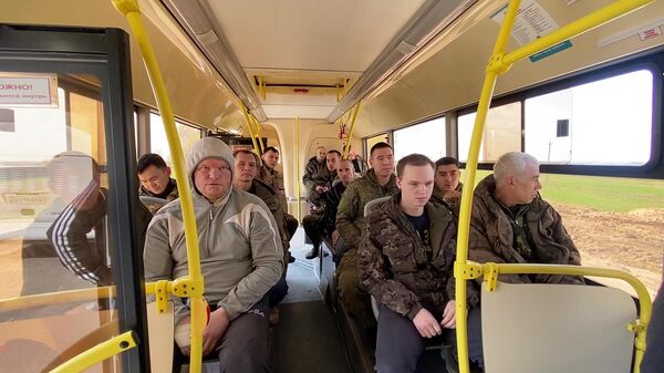 Российские военнослужащие, вернувшиеся из украинского плена, в Белгородской области. Стоп-кадр видео