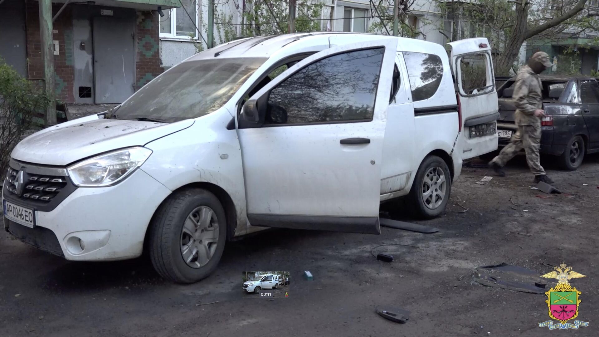 Сотрудник правоохранительных органов на месте взрыва в Мелитополе. Кадр видео - РИА Новости, 1920, 27.04.2023