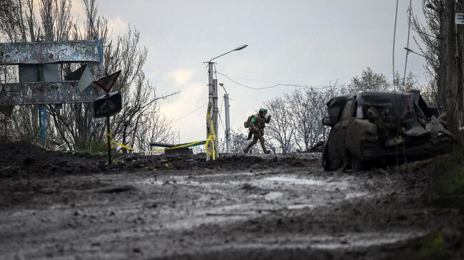 Украинский военнослужащий в районе Артемовска