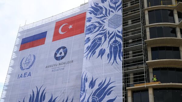 Баннер на строящейся атомной электростанции Аккую в турецком городе Гюльнар