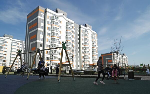 Дети играют на площадке возле одного из жилых домов на Иртышской улице в Мариуполе