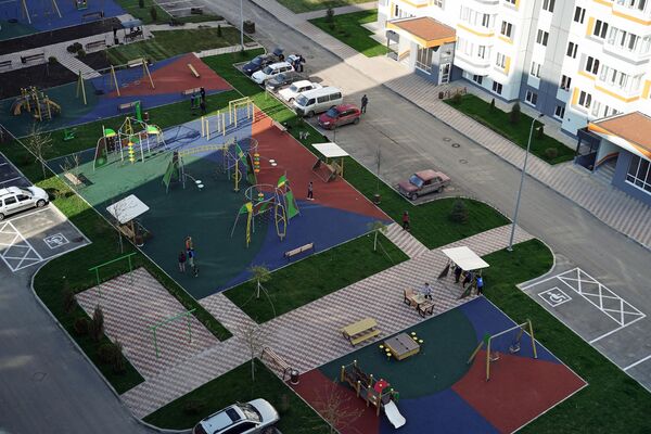 Дети играют на площадке возле одного из жилых домов на Иртышской улице в Мариуполе